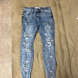 size 9/28 kancan ripped skinny jeans